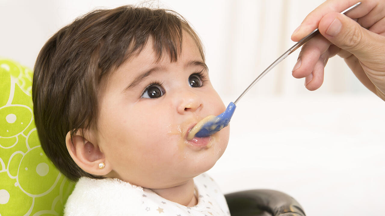 Beikost einführen: Das Verdauungssystem des Babys muss sich nach und nach an die feste Nahrung gewöhnen. Beikost einführen: Das Verdauungssystem des Babys muss sich nach und nach an die feste Nahrung gewöhnen.