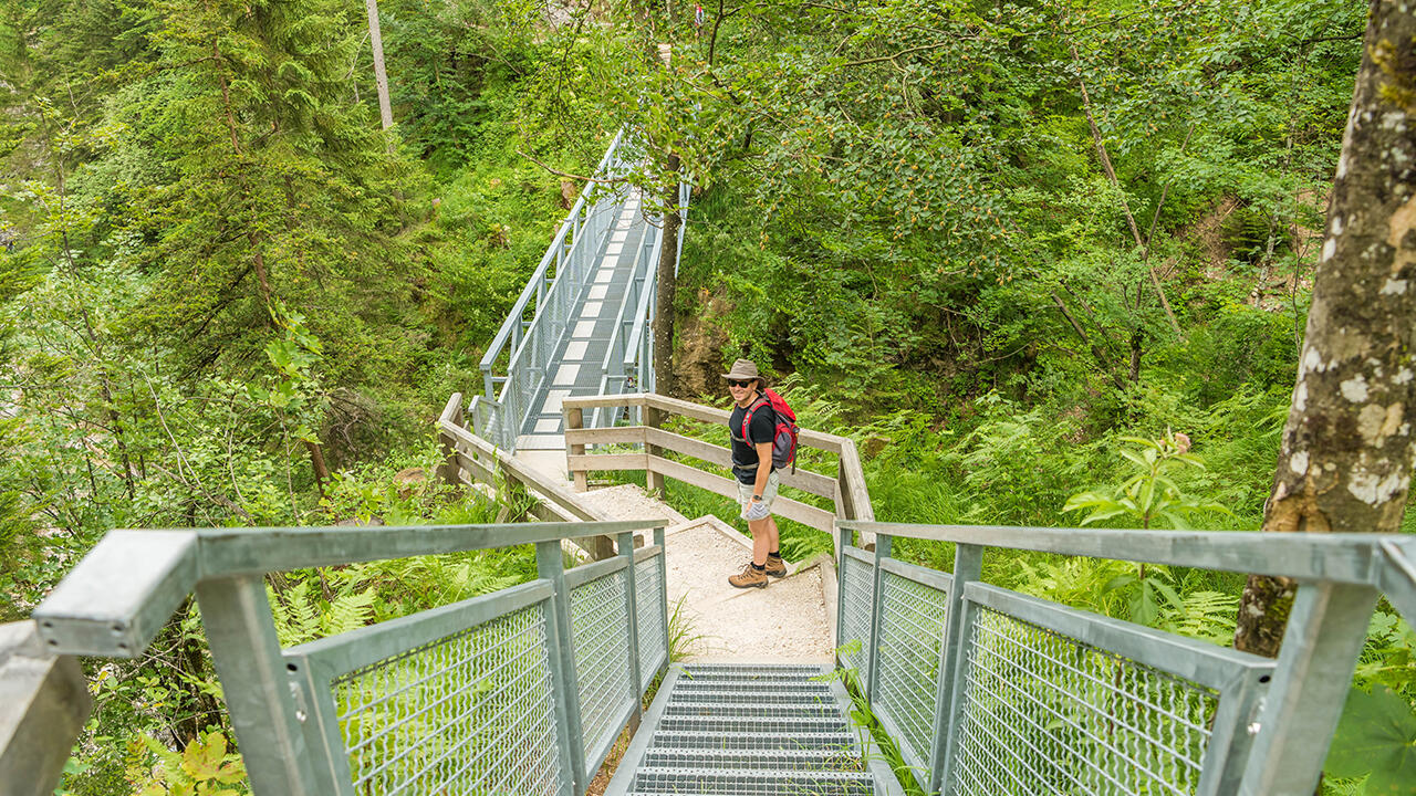Die Almbachklamm erstreckt sich über 350 Höhenmeter. Die Almbachklamm erstreckt sich über 350 Höhenmeter.