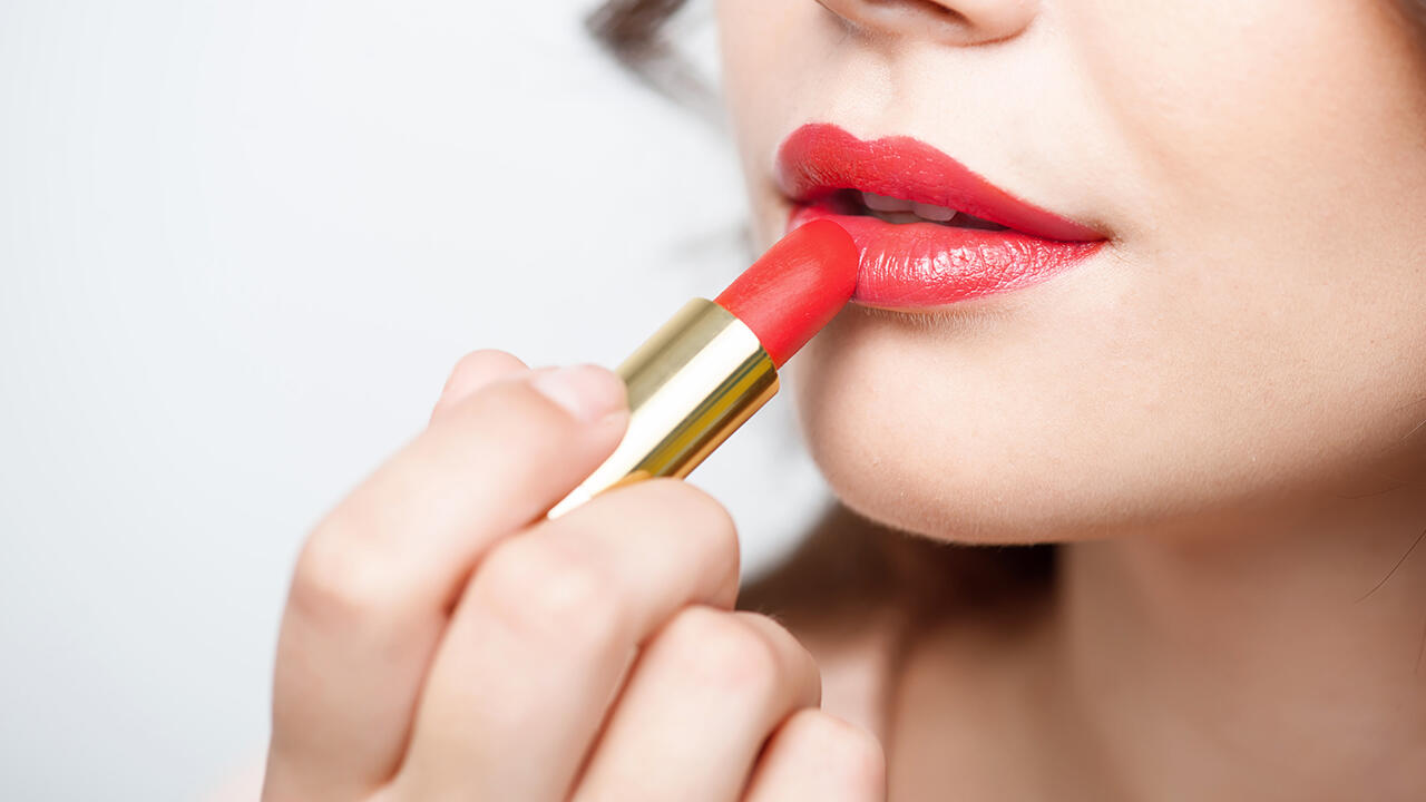 Auch in Kosmetikprodukten, wie zum Beispiel Lippenstift, steckt immer wieder Mineralöl. Auch in Kosmetikprodukten, wie zum Beispiel Lippenstift, steckt immer wieder Mineralöl.
