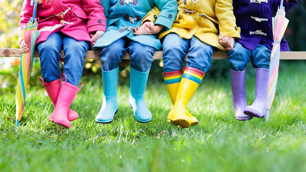 Obwohl Kindergummistiefel das Toben bei jedem Wetter ermöglichen, sollten sie den Laufschuh nicht ersetzen. Denn: Ein fehlendes Fußbett und schlechter Halt können die gesunde Entwicklung des kindlichen Fußes beeinträchtigen. Obwohl Kindergummistiefel das Toben bei jedem Wetter ermöglichen, sollten sie den Laufschuh nicht ersetzen. Denn: Ein fehlendes Fußbett und schlechter Halt können die gesunde Entwicklung des kindlichen Fußes beeinträchtigen.